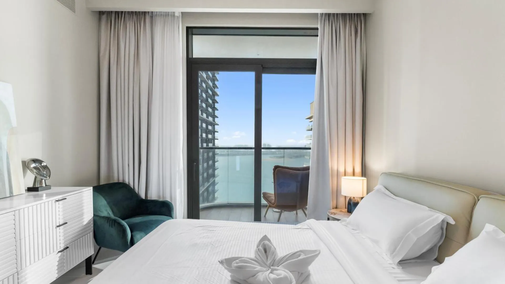 Seaside Lux Retreat 2-Br Private Beach location